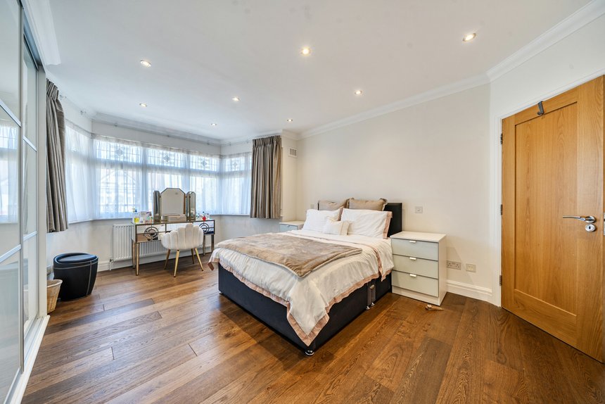 under offer briar road london 72600 - Gibbs Gillespie