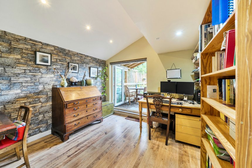 under offer walnut way london 72736 - Gibbs Gillespie