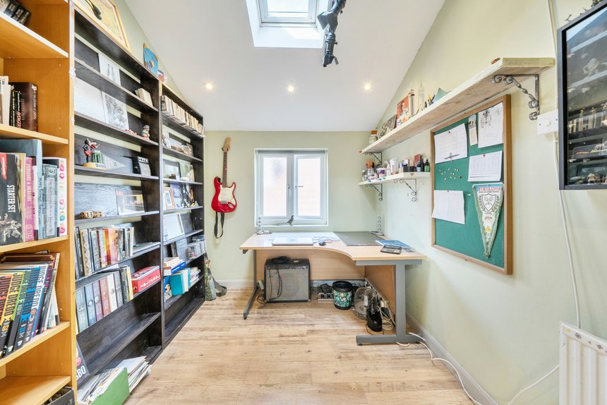 under offer walnut way london 72736 - Gibbs Gillespie