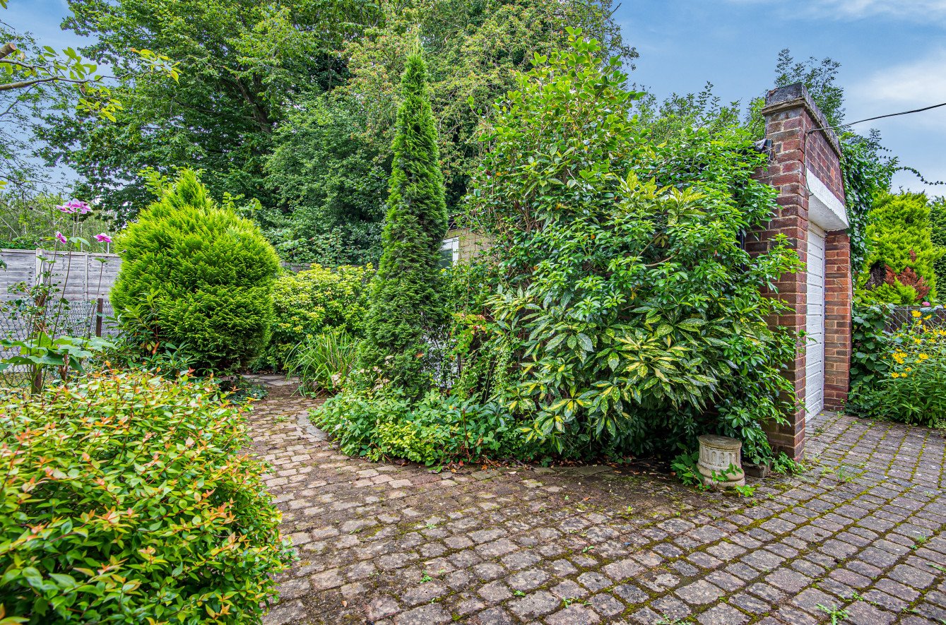 2 bedroom House for sale in The Sigers, Pinner, HA5 Gibbs Gillespie