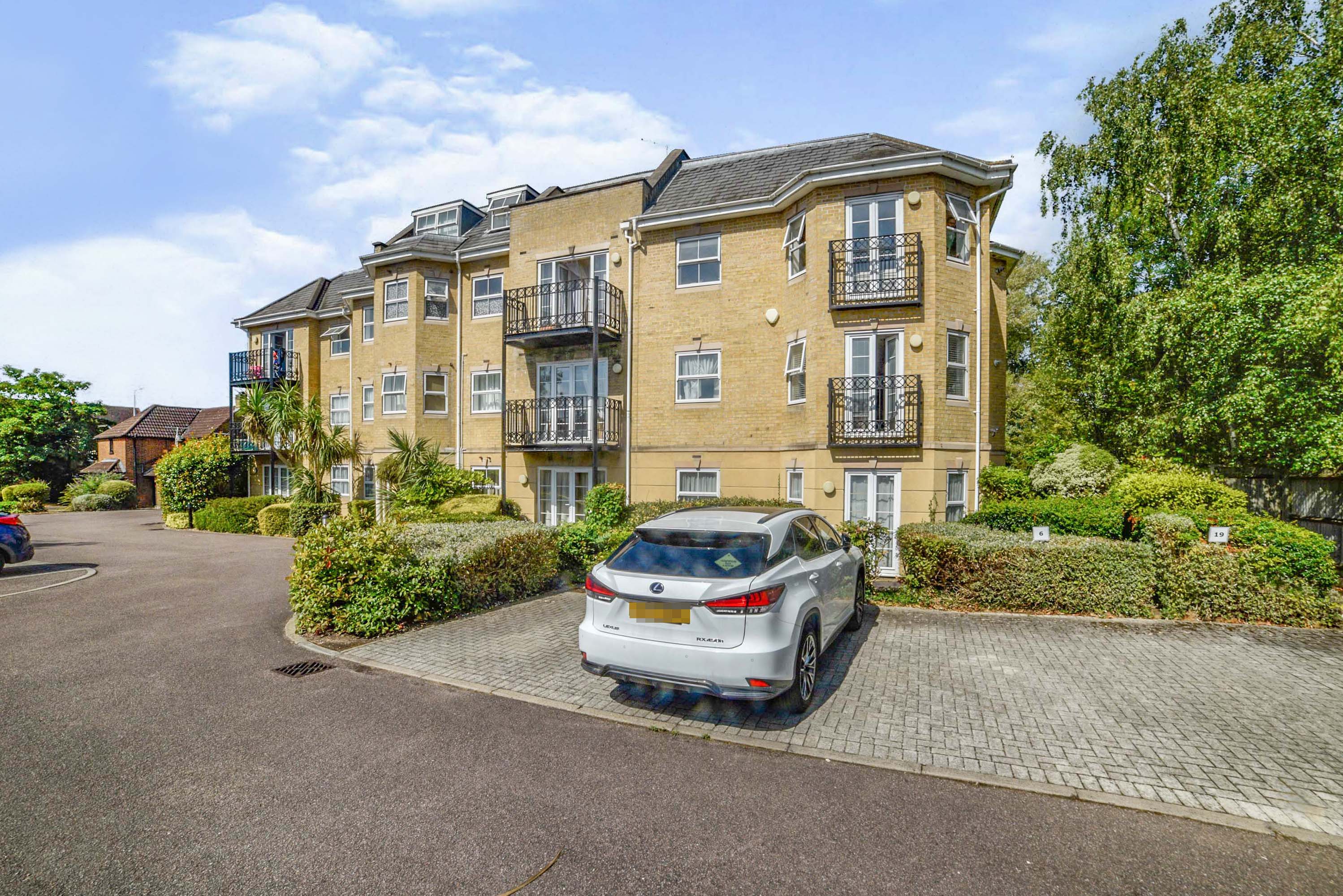 1 bedroom Flat/Apartment for sale in Pinner Road, Northwood, Middlesex, HA6 Gibbs Gillespie