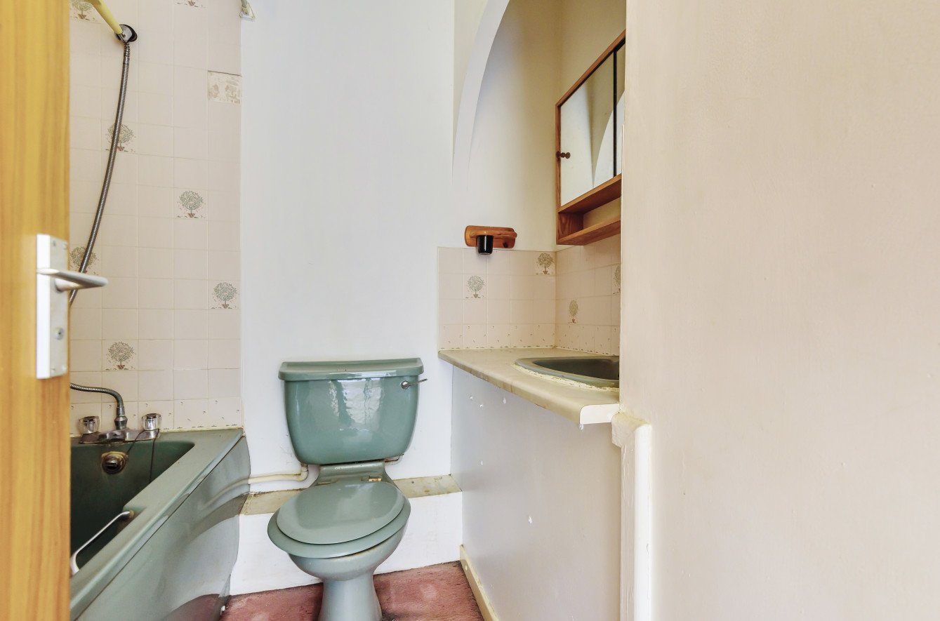 2 bedroom House for sale in Amberley Way, Uxbridge, UB10 Gibbs Gillespie