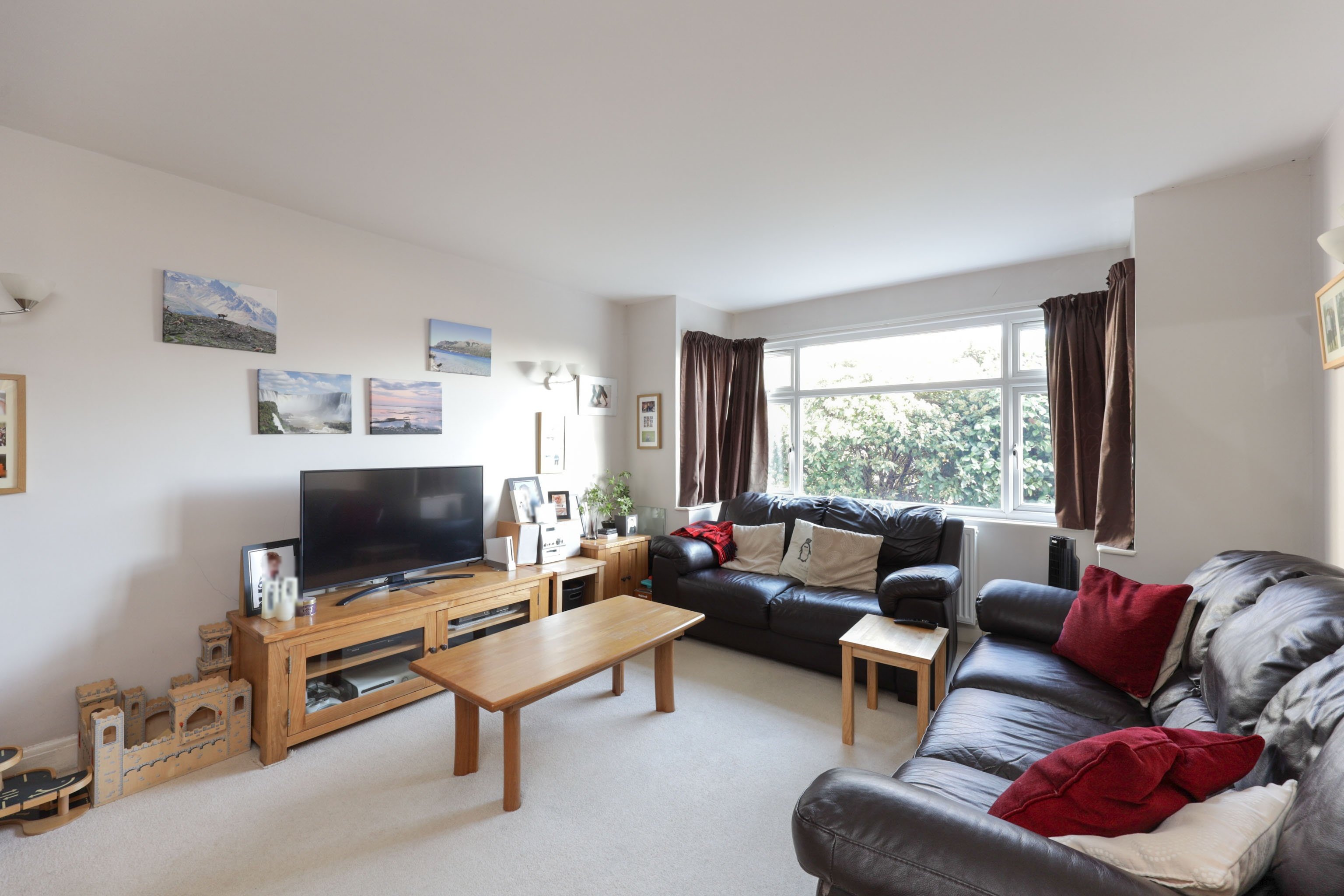 4 bedroom House for sale in Greenway, Pinner, Middlesex, HA5 Gibbs