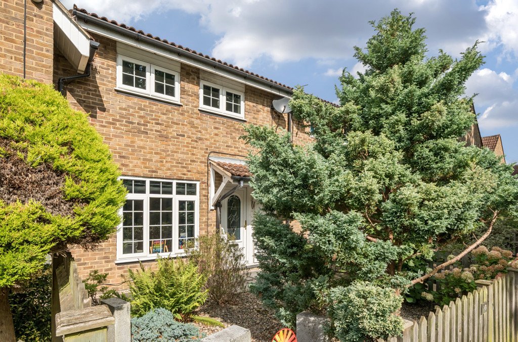 2 bedroom House for sale in Wallington Close, Ruislip, HA4 Gibbs