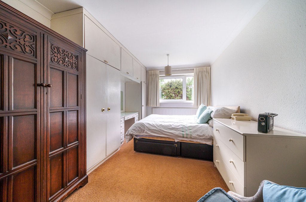 2 bedroom Flat/Apartment for sale in Murray Road, Northwood, Middlesex