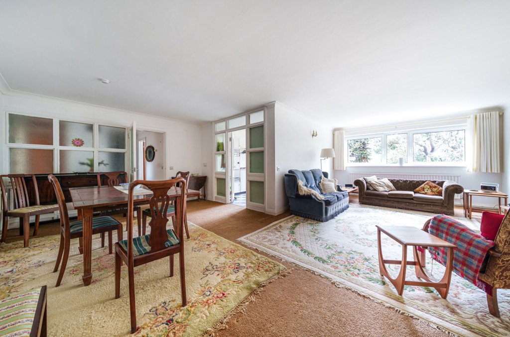 2 bedroom Flat/Apartment for sale in Murray Road, Northwood, Middlesex