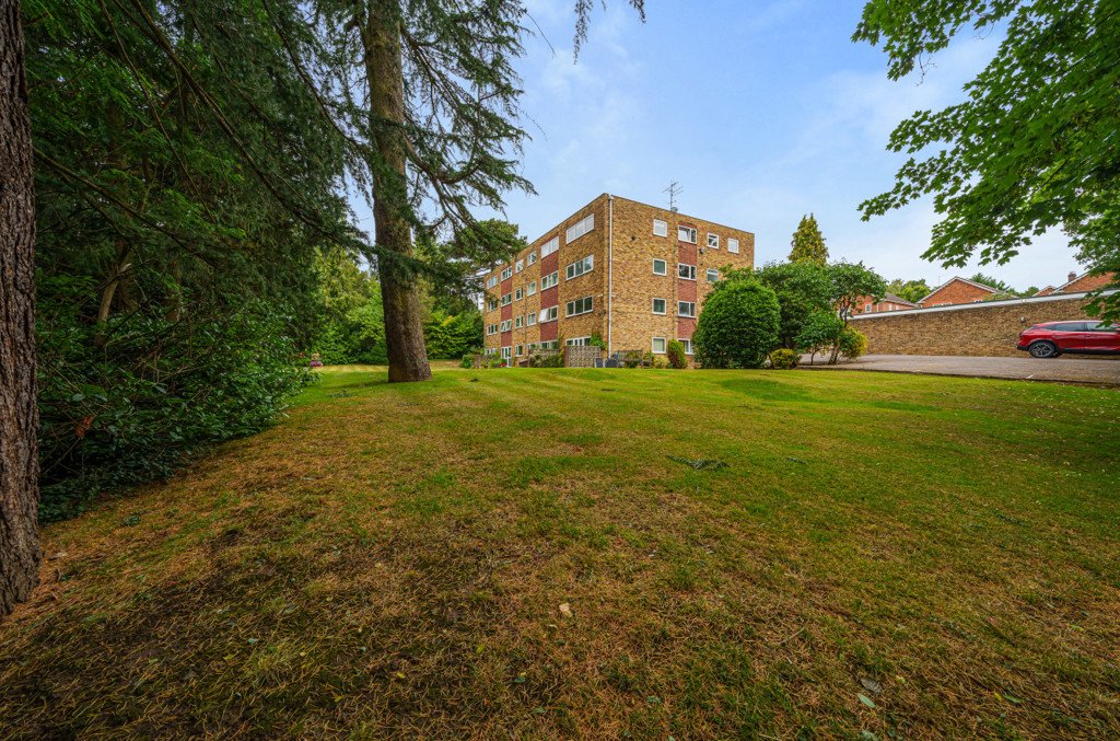 2 bedroom Flat/Apartment for sale in Murray Road, Northwood, Middlesex