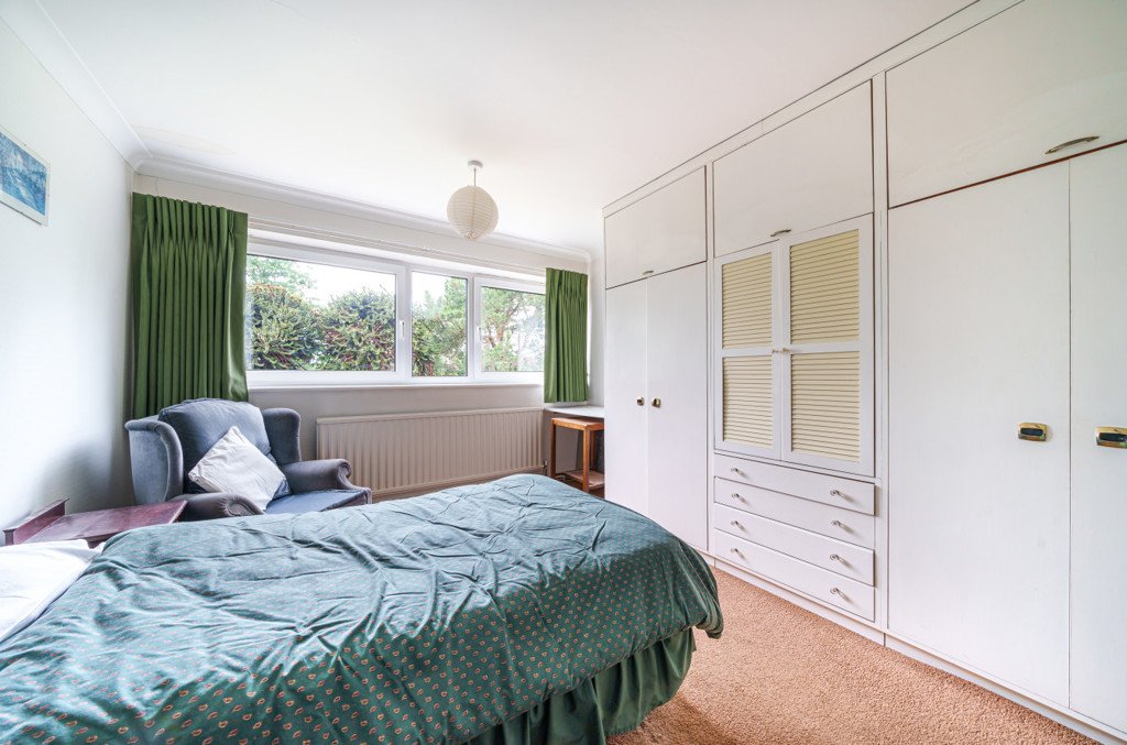 2 bedroom Flat/Apartment for sale in Murray Road, Northwood, Middlesex