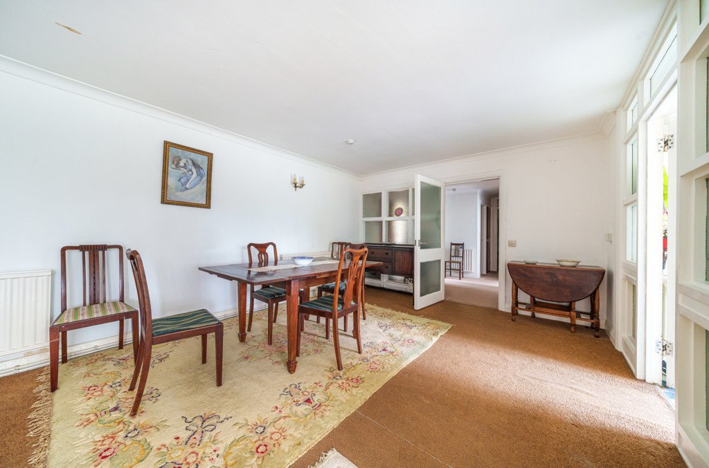 2 bedroom Flat/Apartment for sale in Murray Road, Northwood, Middlesex