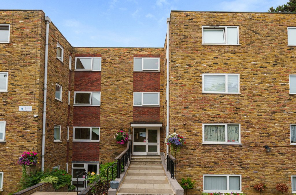 2 bedroom Flat/Apartment for sale in Murray Road, Northwood, Middlesex