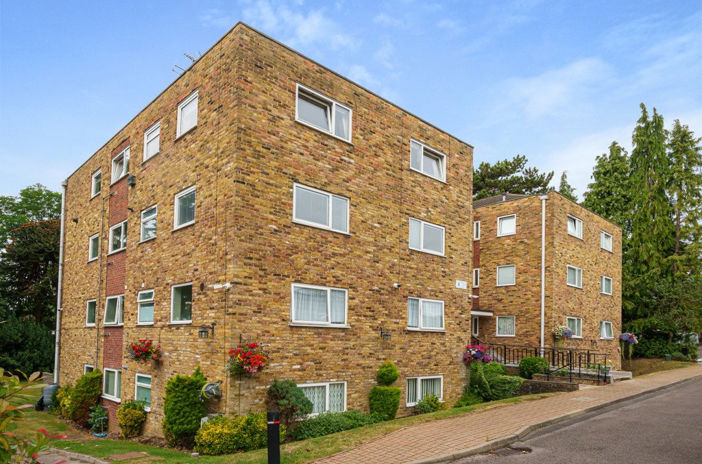 2 bedroom Flat/Apartment for sale in Murray Road, Northwood, Middlesex