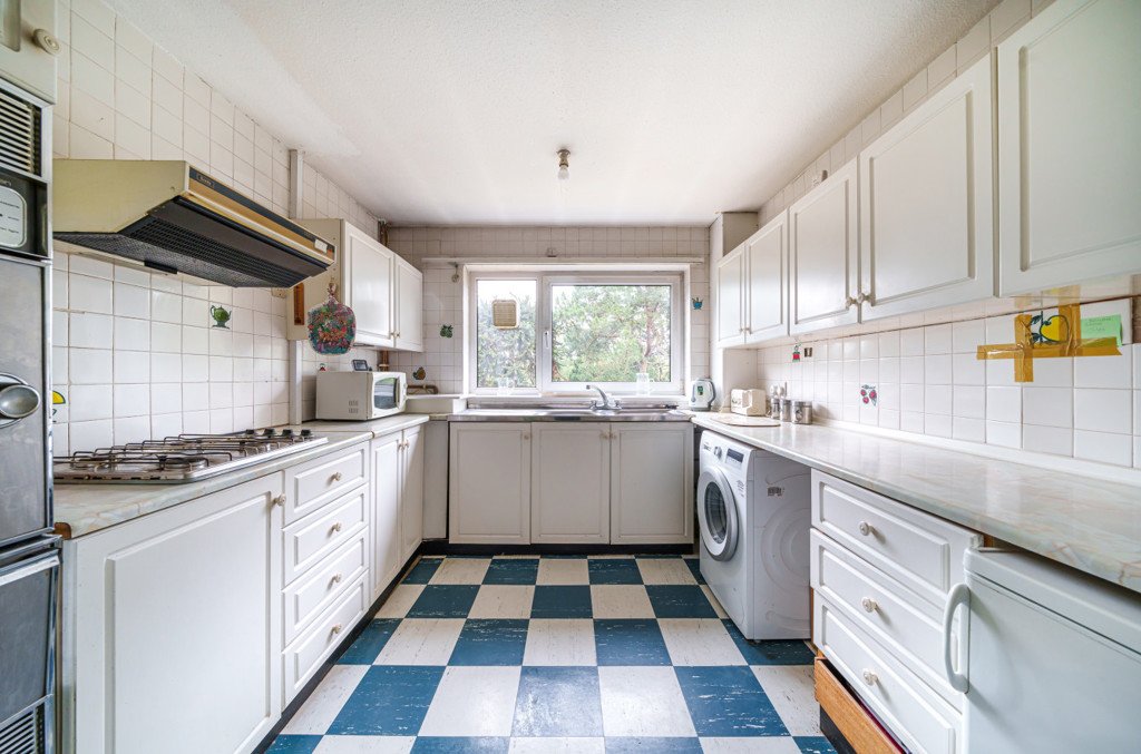 2 bedroom Flat/Apartment for sale in Murray Road, Northwood, Middlesex