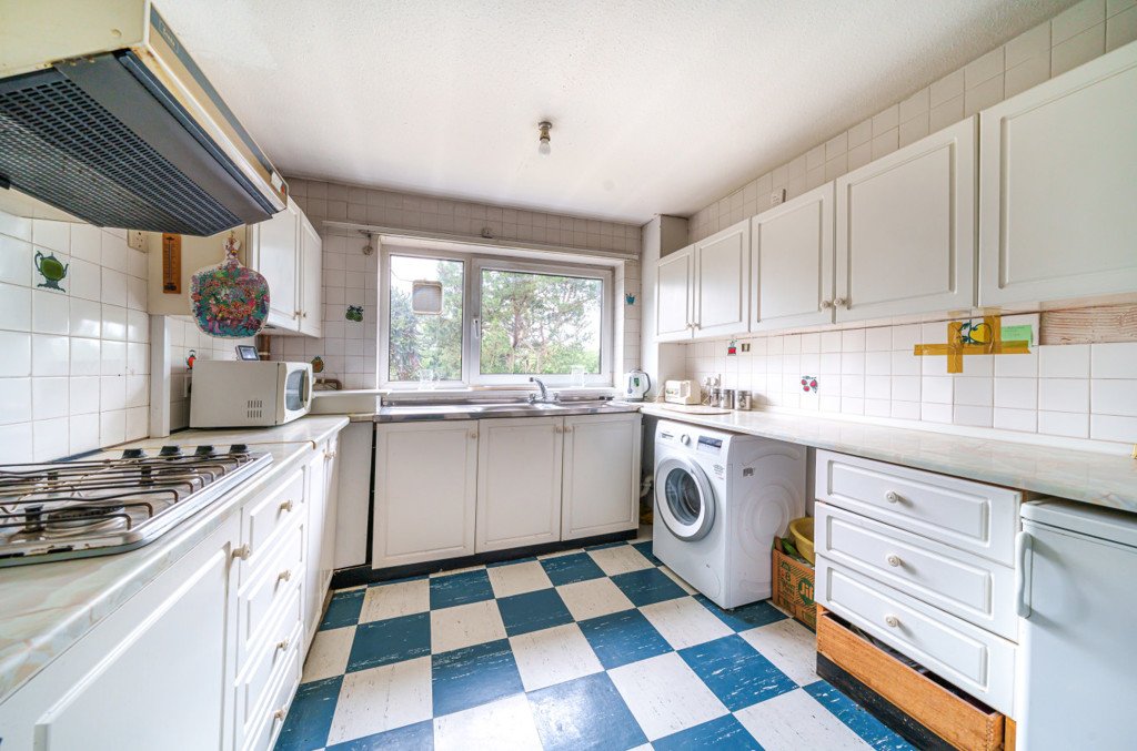 2 bedroom Flat/Apartment for sale in Murray Road, Northwood, Middlesex