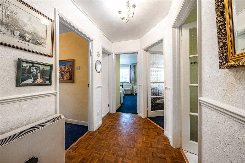 2 bedroom Flat/Apartment for sale in The Avenue, Hatch End, Pinner