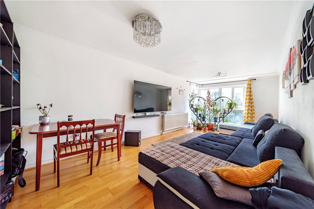 2 bedroom Flat/Apartment for sale in Garrick Close, Ealing, London, W5