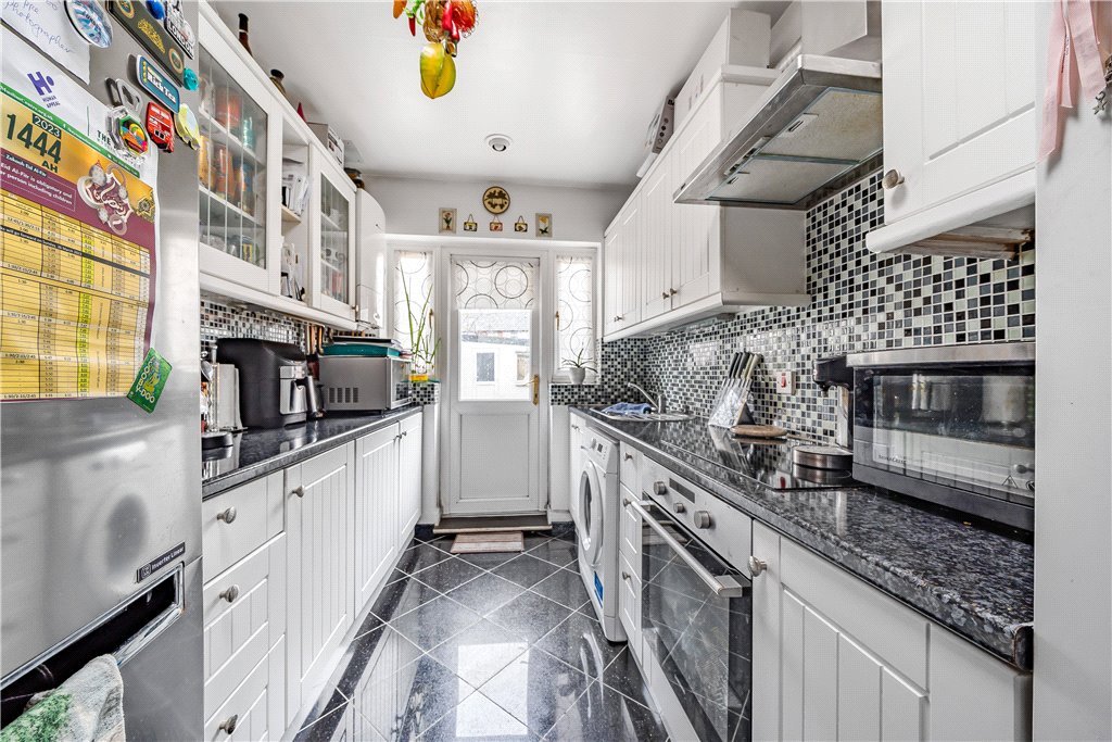 2 bedroom House for sale in Woodrow Avenue, Hayes, Middlesex, UB4