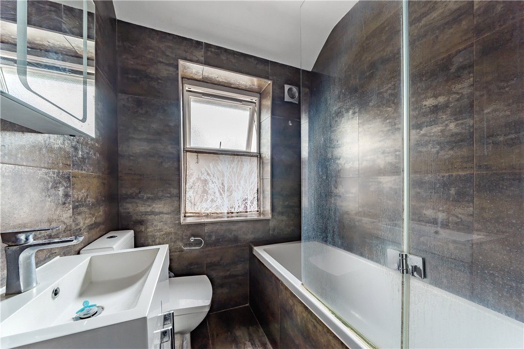 2 bedroom House for sale in Woodrow Avenue, Hayes, Middlesex, UB4