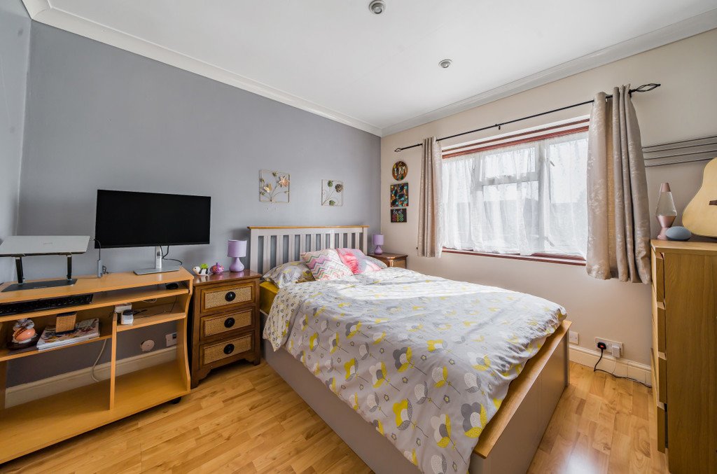 3 bedroom House for sale in Midhurst Gardens, Hillingdon, Middlesex