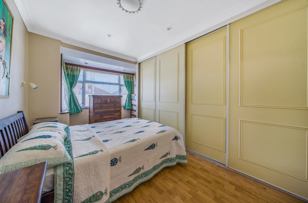 3 bedroom House for sale in Midhurst Gardens, Hillingdon, Middlesex