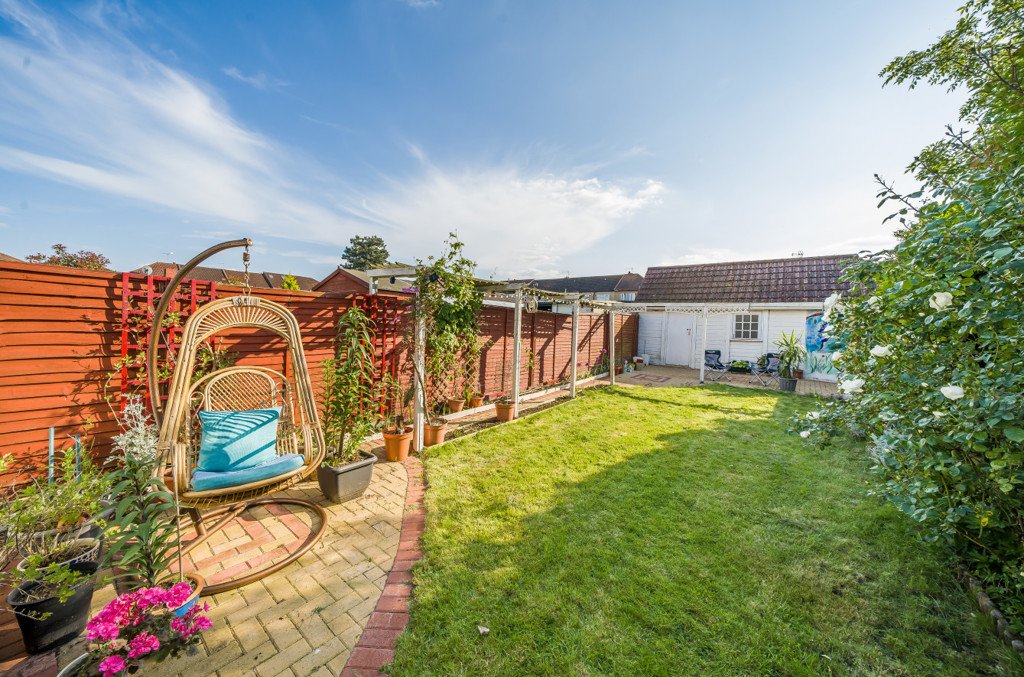 3 bedroom House for sale in Midhurst Gardens, Hillingdon, Middlesex