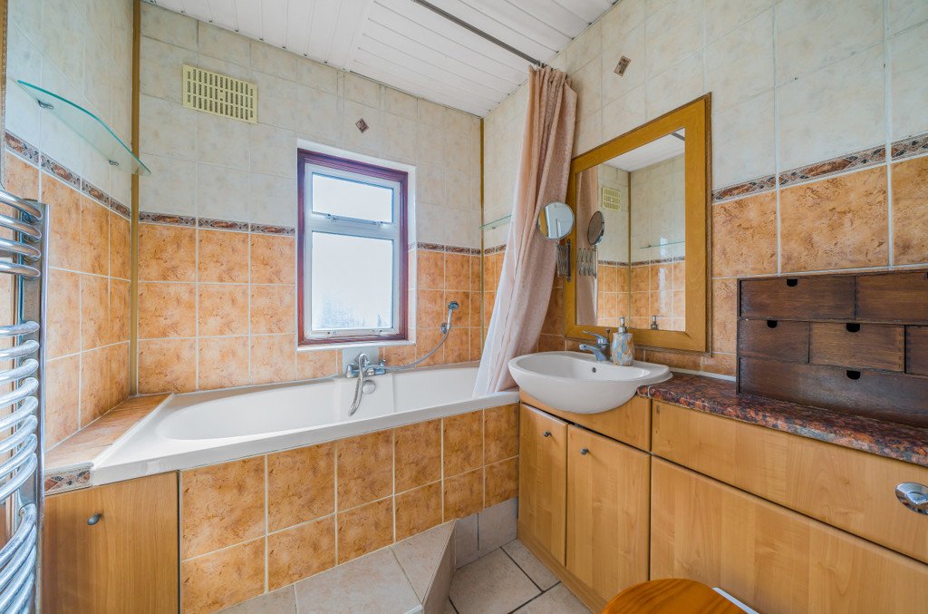 3 bedroom House for sale in Midhurst Gardens, Hillingdon, Middlesex