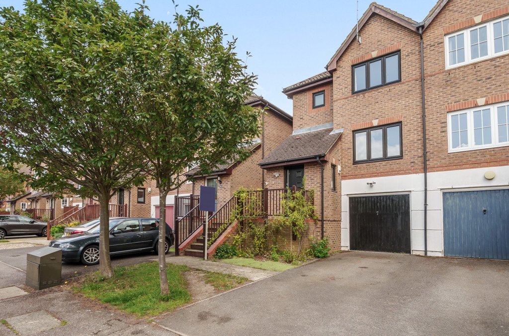 3 bedroom House,townhouse for sale in Barrington Drive, Harefield