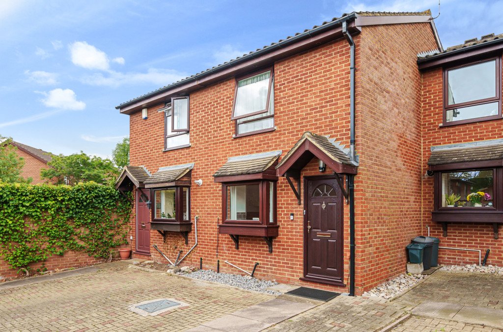 2 bedroom House for sale in Fincham Close, Ickenham, Middlesex, UB10