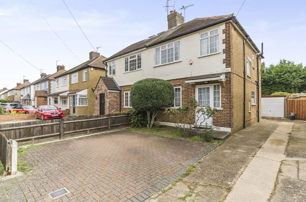 2 bedroom House for sale in Field End Road, Ruislip, Middlesex, HA4