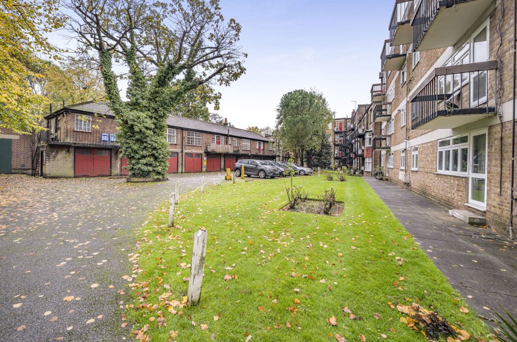 2 bedroom Flat/Apartment for sale in Eaton Rise, Ealing, London, W5