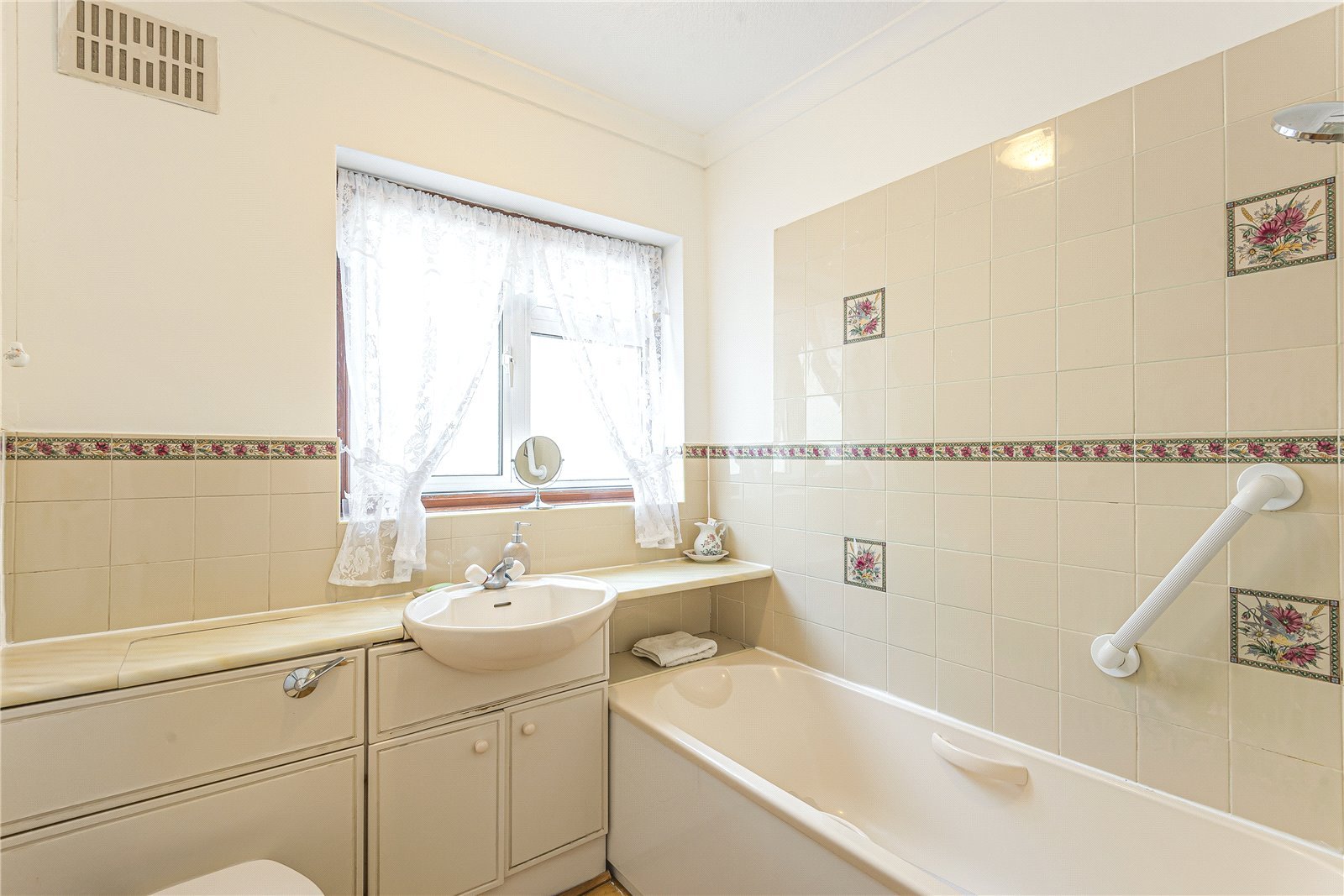 2 bedroom Bungalow for sale in Woodford Crescent, Pinner, Middlesex