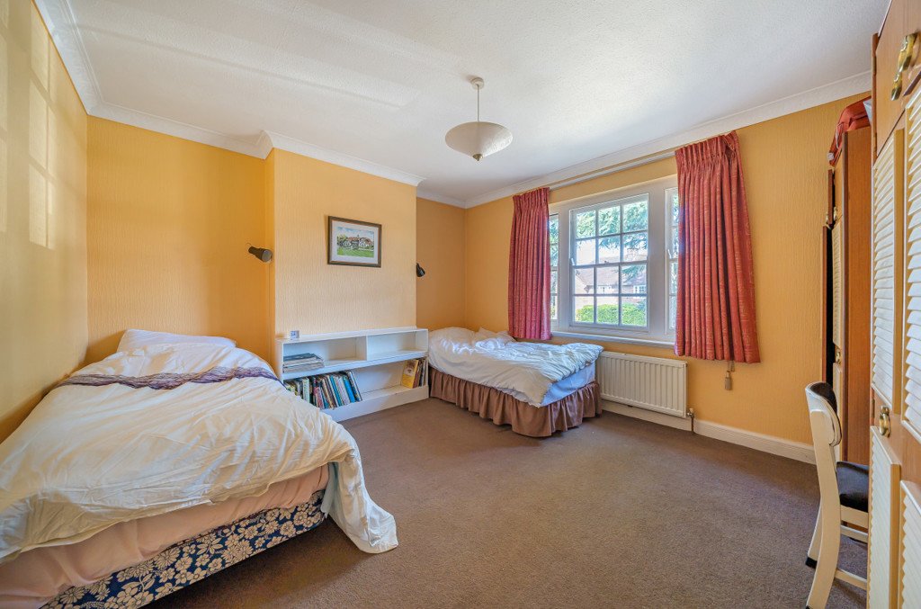 3 bedroom House for sale in Evelyn Drive, Pinner, Middlesex, HA5