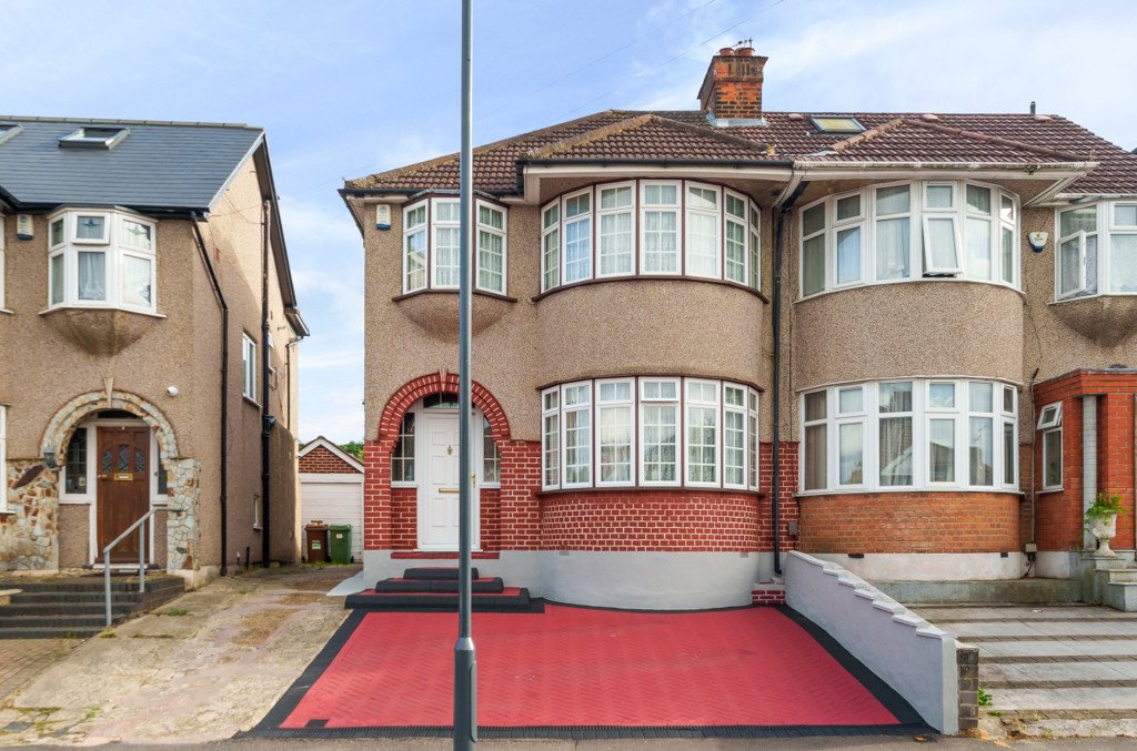 3 bedroom House for sale in The Heights, Northolt, Middlesex, UB5
