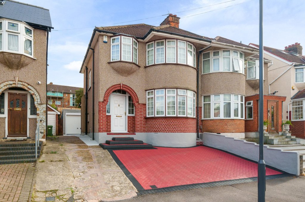 3 bedroom House for sale in The Heights, Northolt, Middlesex, UB5