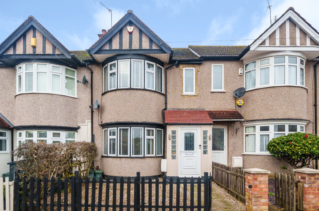 3 bedroom House for sale in Hatherleigh Road, Ruislip Manor, Middlesex