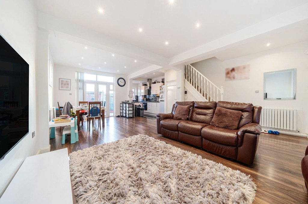 3 bedroom House for sale in Windsor Avenue, Hillingdon, UB10 Gibbs