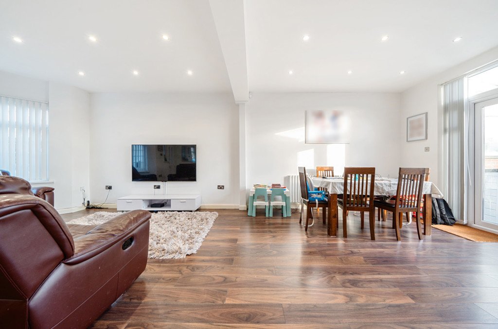 3 bedroom House for sale in Windsor Avenue, Hillingdon, UB10 Gibbs