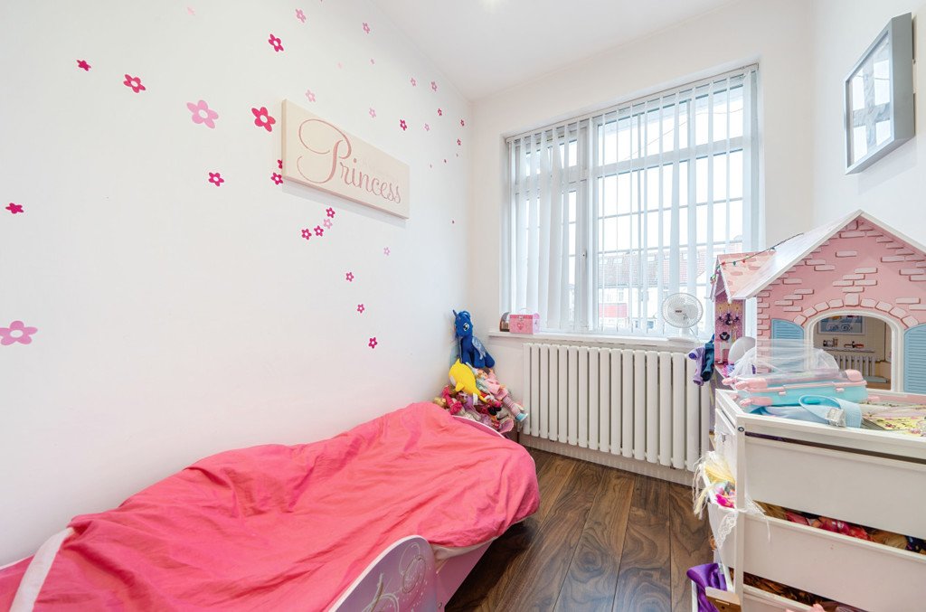 3 bedroom House for sale in Windsor Avenue, Hillingdon, UB10 Gibbs