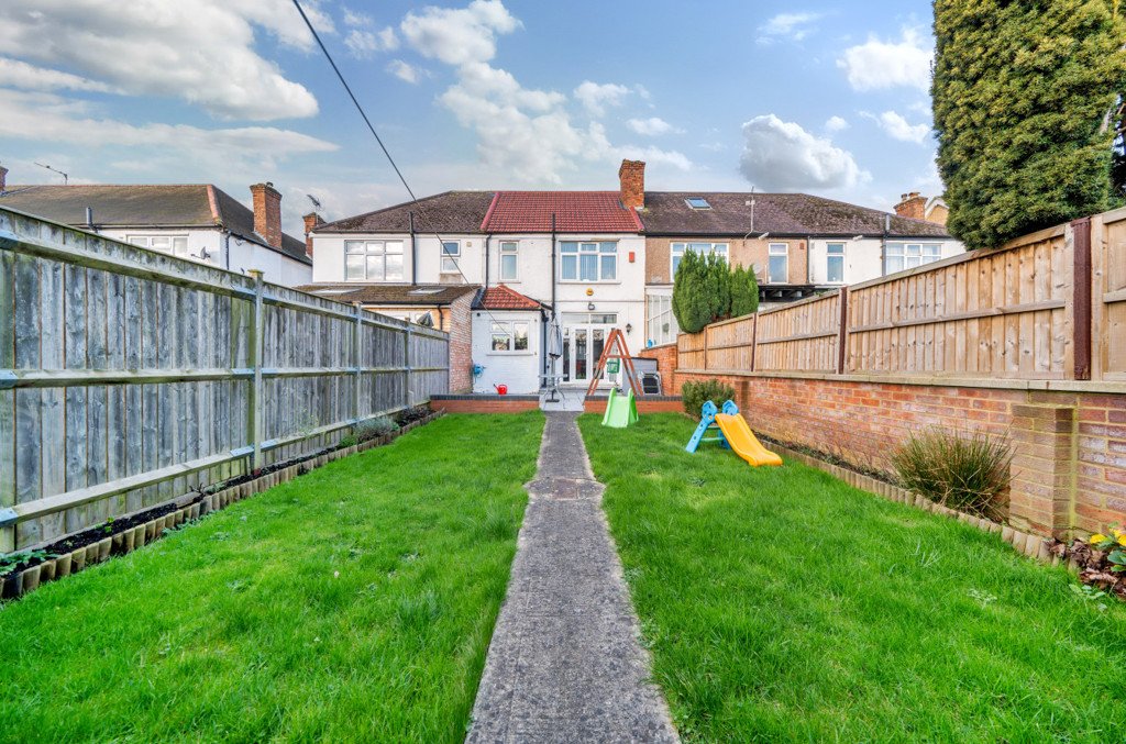 3 bedroom House for sale in Windsor Avenue, Hillingdon, UB10 Gibbs