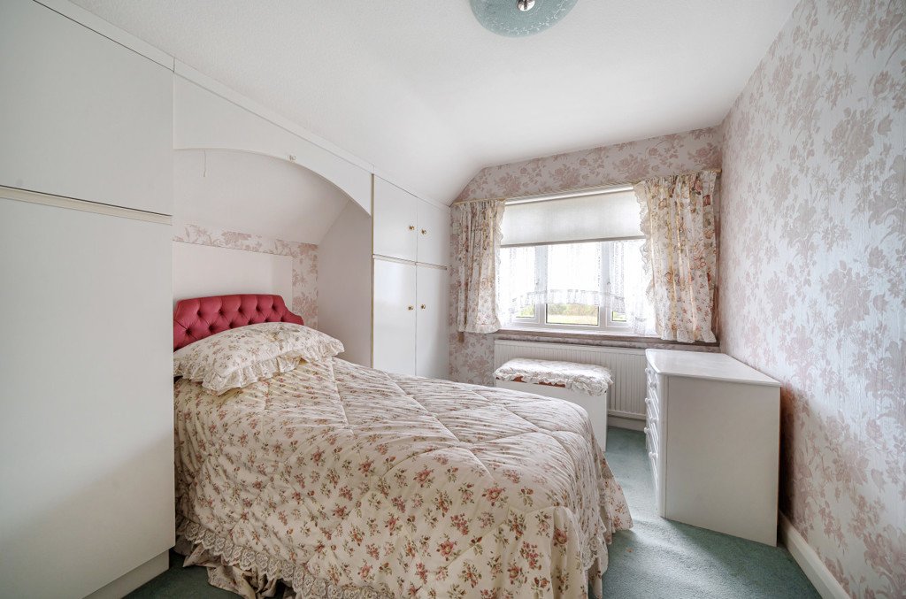 2 bedroom House,bungalow for sale in Harlyn Drive, Pinner, Middlesex