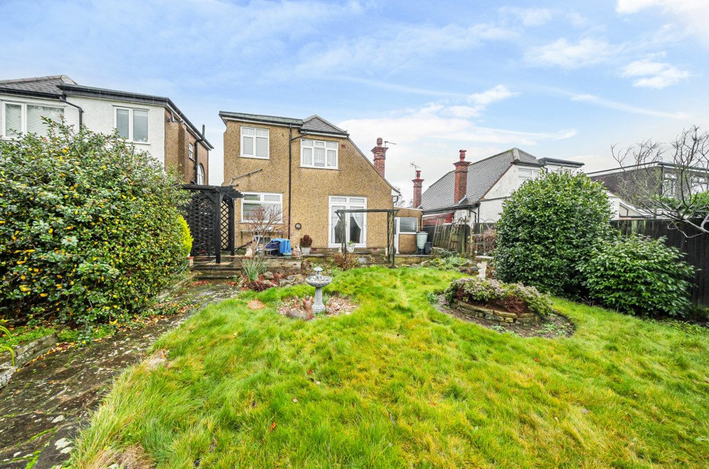 2 bedroom House,bungalow for sale in Harlyn Drive, Pinner, Middlesex