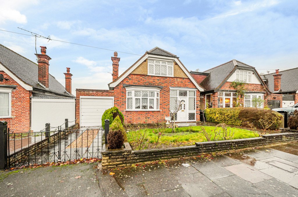 2 bedroom House,bungalow for sale in Harlyn Drive, Pinner, Middlesex