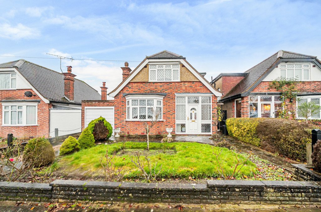 2 bedroom House,bungalow for sale in Harlyn Drive, Pinner, Middlesex