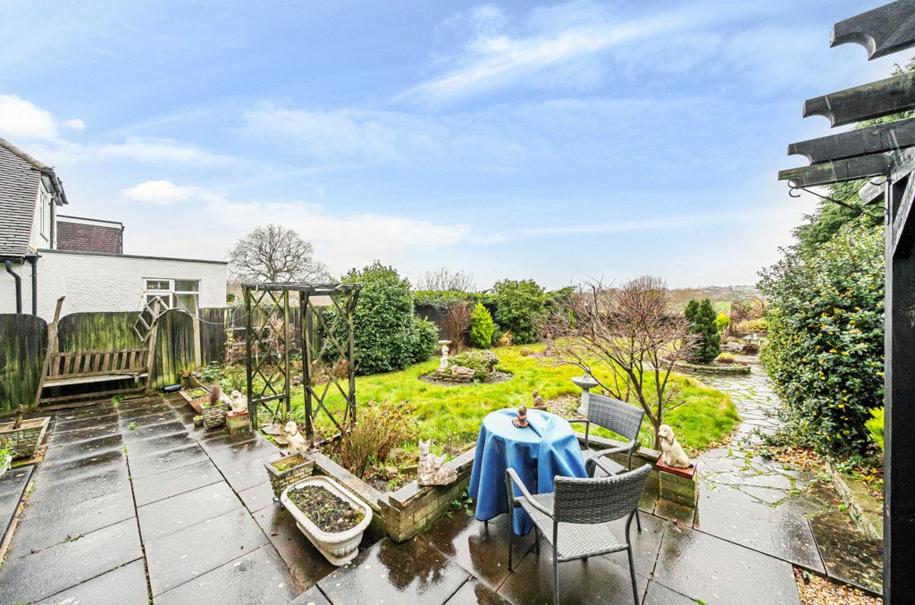 2 bedroom House,bungalow for sale in Harlyn Drive, Pinner, Middlesex