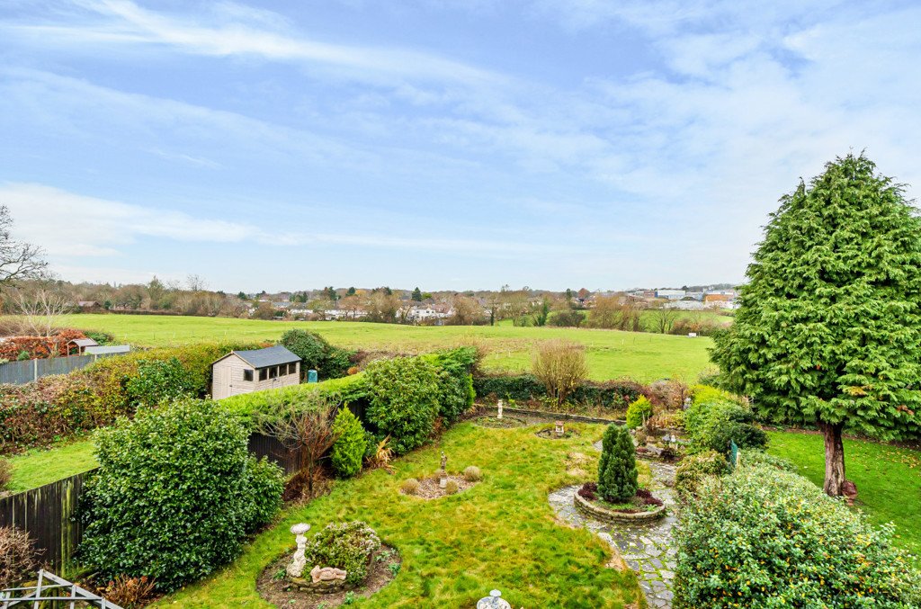 2 bedroom House,bungalow for sale in Harlyn Drive, Pinner, Middlesex