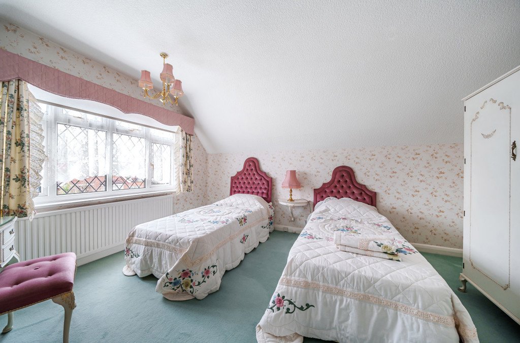 2 bedroom House,bungalow for sale in Harlyn Drive, Pinner, Middlesex