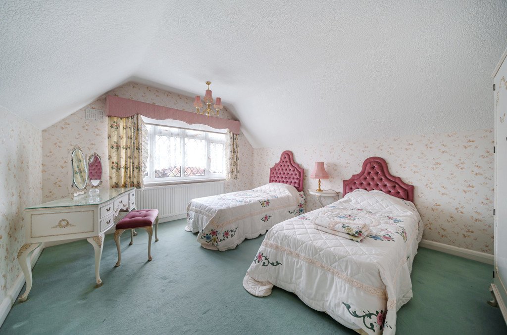 2 bedroom House,bungalow for sale in Harlyn Drive, Pinner, Middlesex