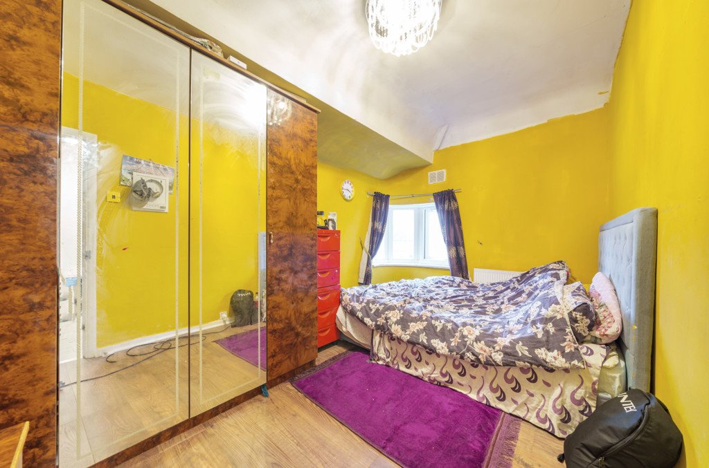 4 bedroom House for sale in Wood End Lane, Northolt, Middlesex, UB5