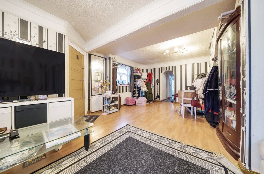 4 bedroom House for sale in Wood End Lane, Northolt, Middlesex, UB5