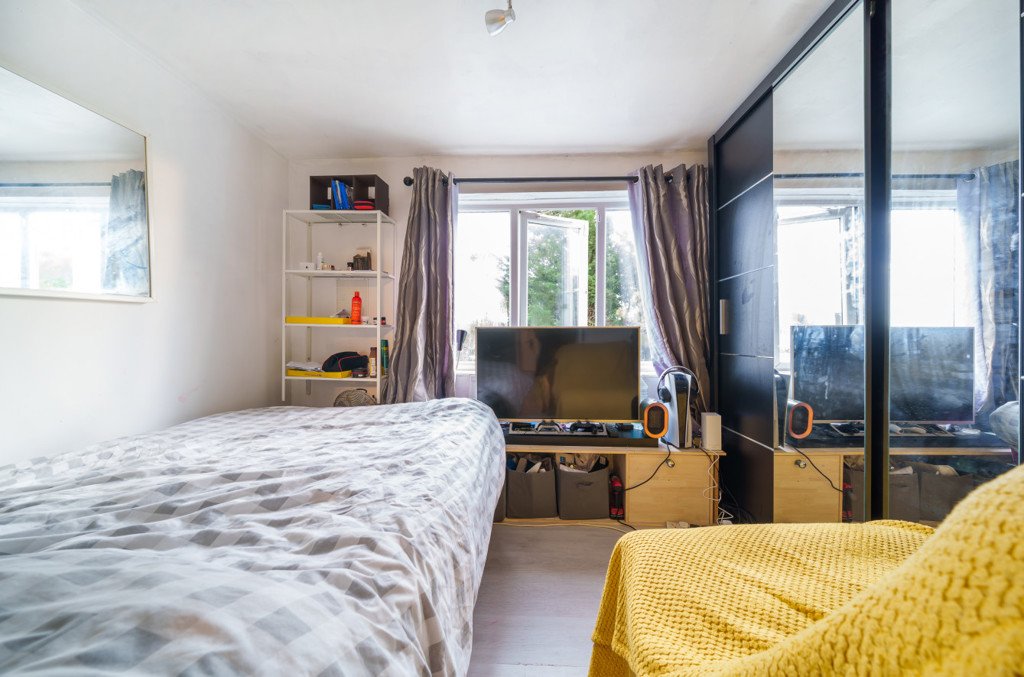 4 bedroom House for sale in Wood End Lane, Northolt, Middlesex, UB5