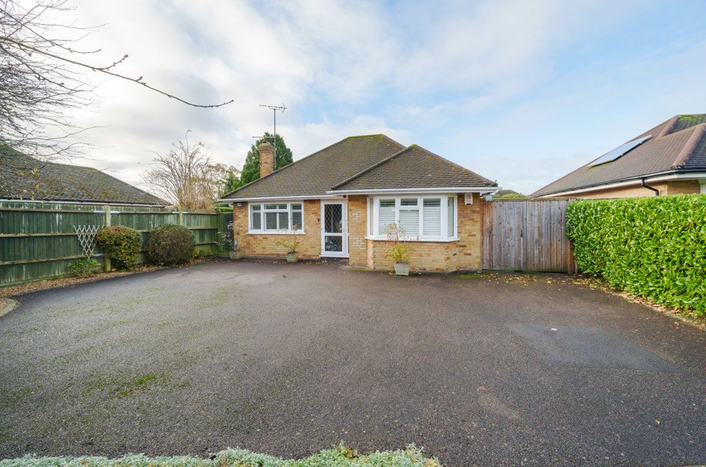 2 bedroom Bungalow for sale in Eastwick Crescent, Mill End